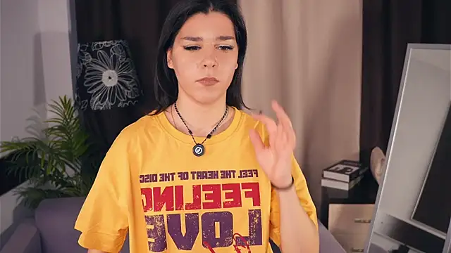 Snapshot of GenaSeidner chatting on 12/17/25, 10:31 GenaSeidner online show from 12/17/25, 10:31