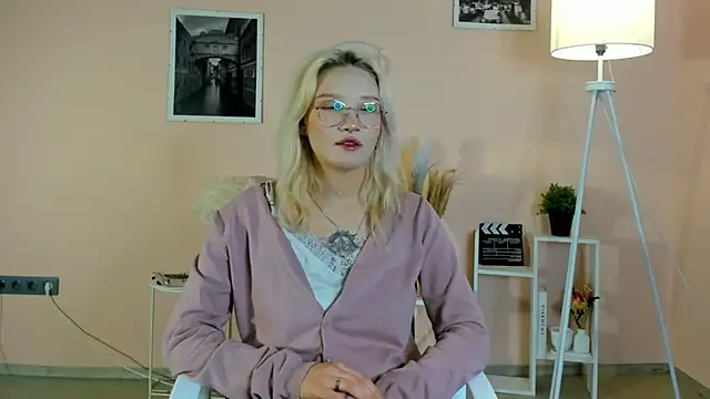 Snapshot of AdelinaMaddalena chatting on 12/18/25, 12:31 AdelinaMaddalena online show from 12/18/25, 12:31