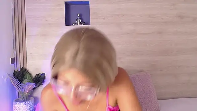 Danhia hott online show from 04/18/26, 07:07