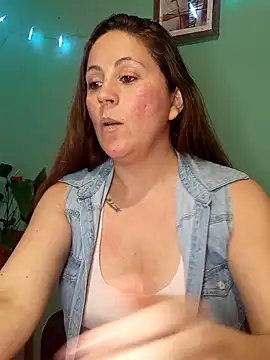 Snapshot of SofiEsteves chatting on 06/14/26, 08:43 SofiEsteves online show from 06/14/26, 08:43