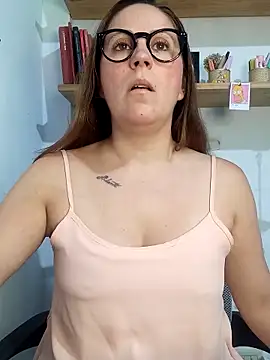 Snapshot of SofiEsteves chatting on 02/12/26, 12:05 SofiEsteves online show from 02/12/26, 12:05