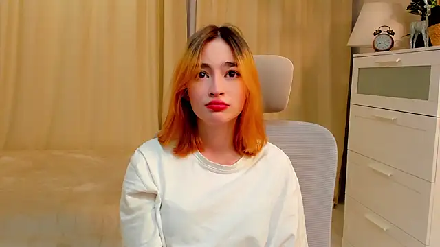 JuIianneDelfino online show from 12/18/25, 12:09