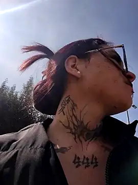 Snapshot of mara_adiction chatting on 12/18/25, 02:43 mara adiction online show from 12/18/25, 02:43