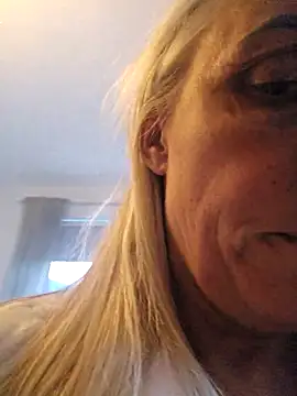 Snapshot of theblondecocklover chatting on 05/31/26, 08:20 theblondecocklover online show from 05/31/26, 08:20