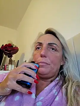 Snapshot of theblondecocklover chatting on 05/18/26, 05:13 theblondecocklover online show from 05/18/26, 05:13