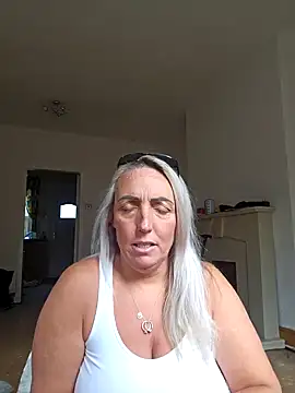 Snapshot of theblondecocklover chatting on 05/05/26, 08:06 theblondecocklover online show from 05/05/26, 08:06