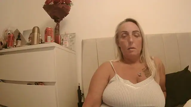 Snapshot of theblondecocklover chatting on 04/26/26, 08:17 theblondecocklover online show from 04/26/26, 08:17