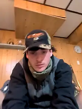 Snapshot of B8RHUNG chatting on 12/16/25, 10:36 B8RHUNG online show from 12/16/25, 10:36