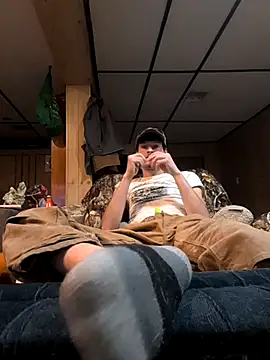 Snapshot of B8RHUNG chatting on 12/19/25, 01:42 B8RHUNG online show from 12/19/25, 01:42