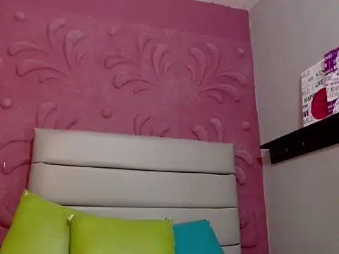 Snapshot of camy_cherry chatting on 12/18/25, 01:44 camy cherry online show from 12/18/25, 01:44