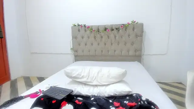 Katey curvy01 online show from 12/19/25, 08:38