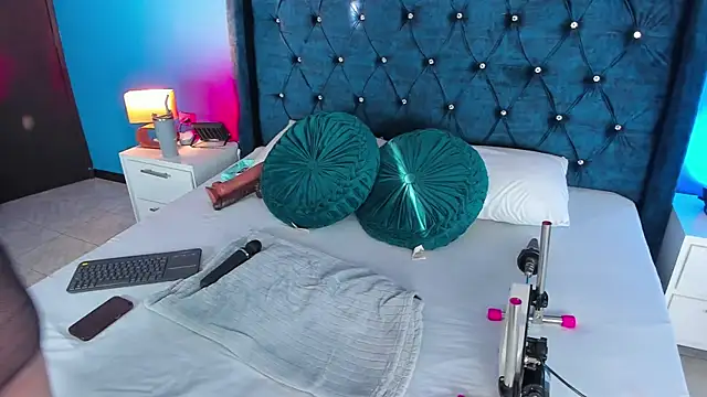 Issa Clark01 online show from 04/09/26, 10:05