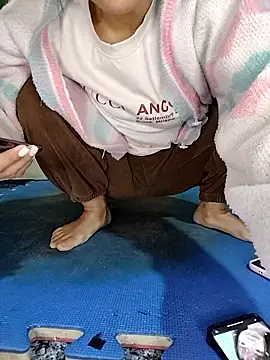 Snapshot of hi-miki chatting on 01/17/26, 01:20 hi-miki online show from 01/17/26, 01:20