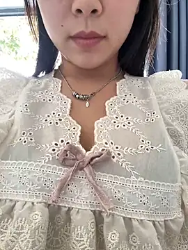 Snapshot of Beesex_02 chatting on 12/18/25, 03:11 Beesex 02 online show from 12/18/25, 03:11