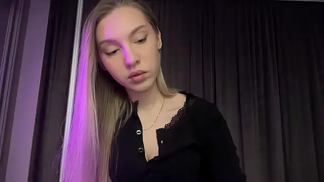 Snapshot of blondinkaa chatting on 02/18/26, 04:47 blondinkaa online show from 02/18/26, 04:47