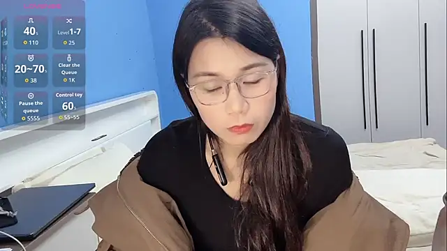 Emma-mimi online show from 12/17/25, 12:43