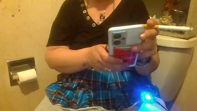 Snapshot of becky1111 chatting on 06/14/26, 10:00 becky1111 online show from 06/14/26, 10:00