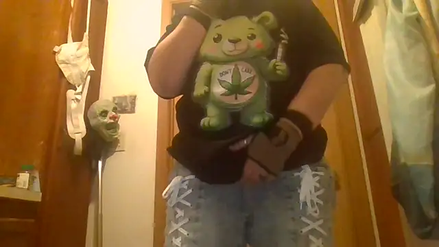 Snapshot of becky1111 chatting on 04/12/26, 01:42 becky1111 online show from 04/12/26, 01:42