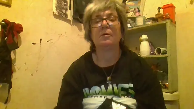 Snapshot of becky1111 chatting on 06/11/26, 05:48 becky1111 online show from 06/11/26, 05:48