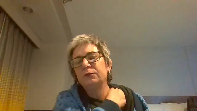 Snapshot of becky1111 chatting on 04/15/26, 09:26 becky1111 online show from 04/15/26, 09:26