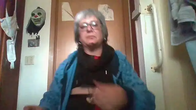 Snapshot of becky1111 chatting on 05/31/26, 01:39 becky1111 online show from 05/31/26, 01:39