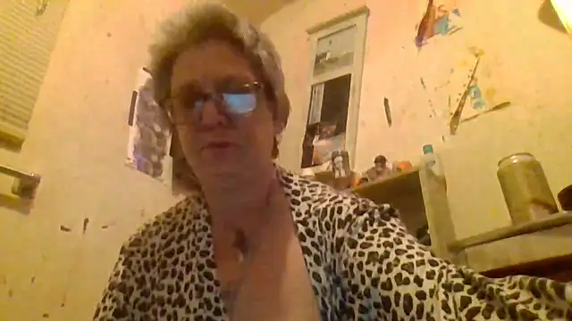 Snapshot of becky1111 chatting on 04/10/26, 10:00 becky1111 online show from 04/10/26, 10:00