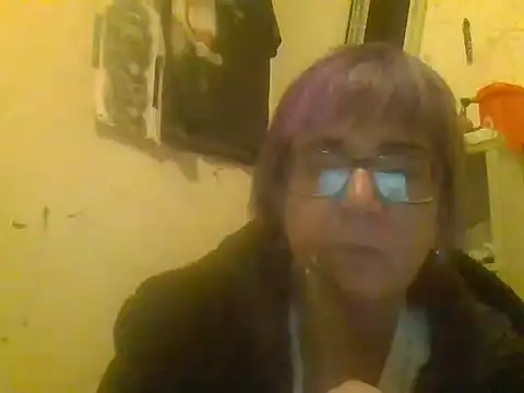 Snapshot of becky1111 chatting on 06/23/26, 03:32 becky1111 online show from 06/23/26, 03:32