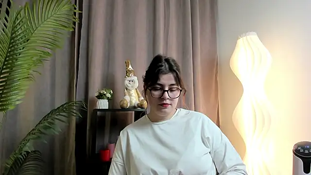 Snapshot of SuzieAllery chatting on 12/18/25, 10:30 SuzieAllery online show from 12/18/25, 10:30