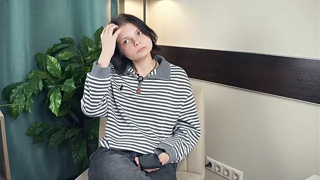 Snapshot of LurleneRanft chatting on 12/18/25, 08:41 LurleneRanft online show from 12/18/25, 08:41