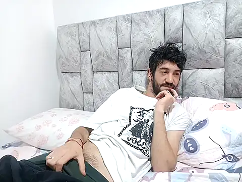 LatinLustAndFrenchKiss online show from 12/17/25, 05:18