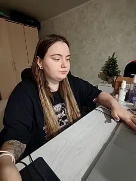 Snapshot of Elyslis chatting on 12/18/25, 11:19 Elyslis online show from 12/18/25, 11:19