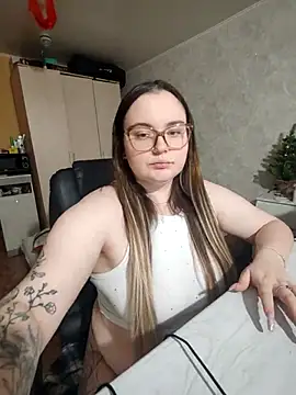 Snapshot of Elyslis chatting on 12/17/25, 07:41 Elyslis online show from 12/17/25, 07:41