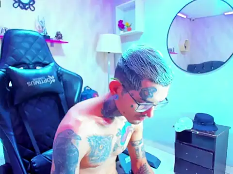 Snapshot of Boy_tatto77 chatting on 01/19/26, 04:00 Boy tatto77 online show from 01/19/26, 04:00