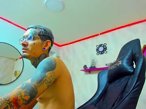 Snapshot of Boy_tatto77 chatting on 02/02/26, 02:16 Boy tatto77 online show from 02/02/26, 02:16