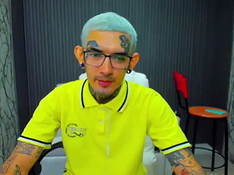 Snapshot of Boy_tatto77 chatting on 12/17/25, 08:25 Boy tatto77 online show from 12/17/25, 08:25