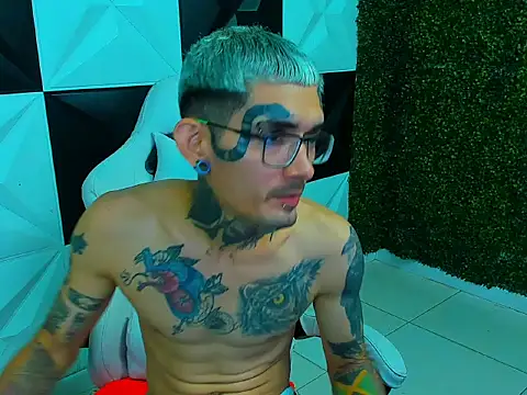 Snapshot of Boy_tatto77 chatting on 01/17/26, 04:43 Boy tatto77 online show from 01/17/26, 04:43