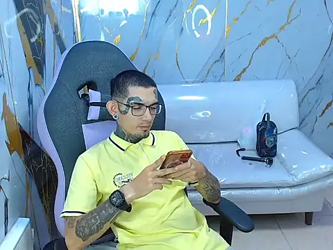Snapshot of Boy_tatto77 chatting on 06/30/26, 12:43 Boy tatto77 online show from 06/30/26, 12:43