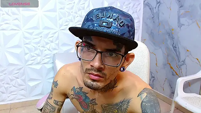 Snapshot of Boy_tatto77 chatting on 04/05/26, 02:35 Boy tatto77 online show from 04/05/26, 02:35