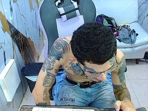 Snapshot of Boy_tatto77 chatting on 06/01/26, 12:27 Boy tatto77 online show from 06/01/26, 12:27