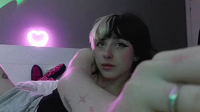 Snapshot of MikaScarlet chatting on 04/04/26, 02:40 MikaScarlet online show from 04/04/26, 02:40