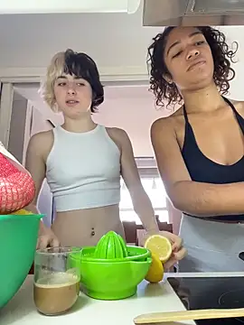 Snapshot of MikaScarlet chatting on 04/09/26, 08:42 MikaScarlet online show from 04/09/26, 08:42