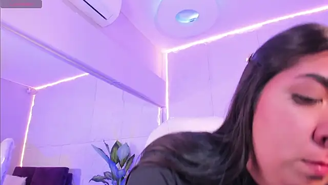 Snapshot of Mia_Ness chatting on 12/18/25, 01:37 Mia Ness online show from 12/18/25, 01:37