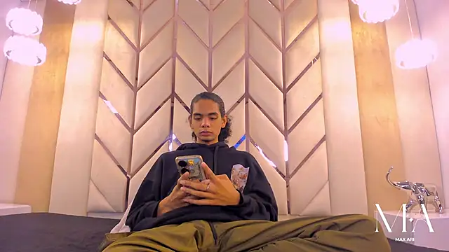 Max Ari online show from 01/11/26, 12:17