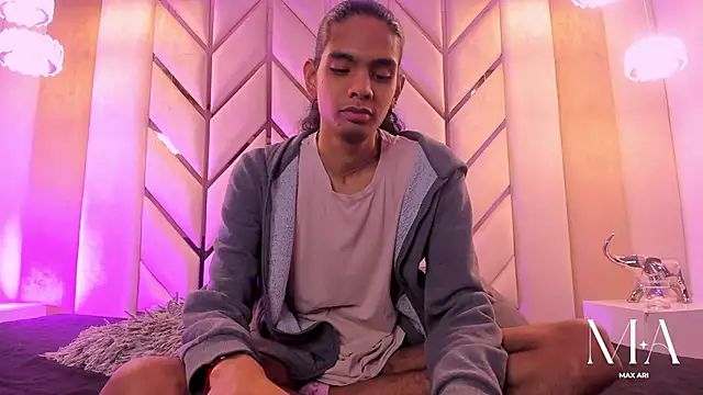 Max Ari online show from 01/13/26, 03:43