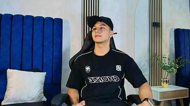 Noah Clarkk online show from 05/17/26, 06:08