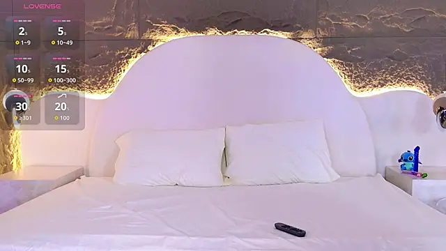 Snapshot of NahomiChocolate chatting on 12/18/25, 12:42 NahomiChocolate online show from 12/18/25, 12:42