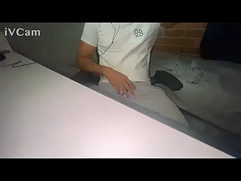 Snapshot of valentino2026 chatting on 12/19/25, 04:05 valentino2026 online show from 12/19/25, 04:05