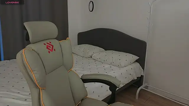 fallin lovee online show from 03/30/26, 01:45