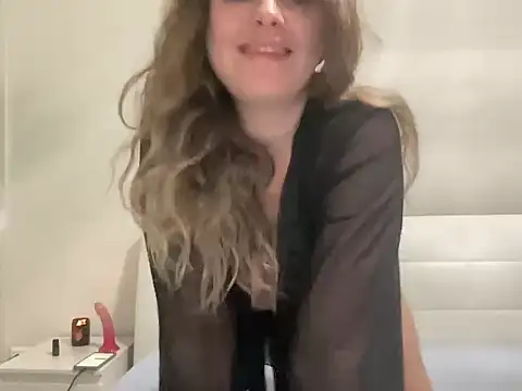 Snapshot of SweetBow_xx chatting on 12/21/25, 10:10 SweetBow xx online show from 12/21/25, 10:10