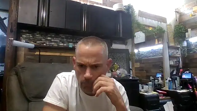 Snapshot of MISTERANDDEMI chatting on 05/18/26, 05:23 MISTERANDDEMI online show from 05/18/26, 05:23